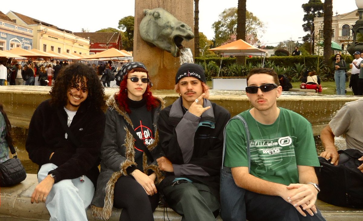 jonabug_'s tweet image. nós em curitiba servindo mto