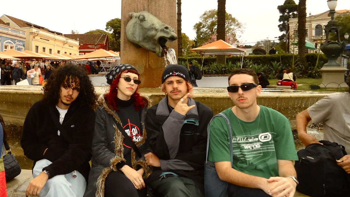 jonabug_'s tweet image. nós em curitiba servindo mto
