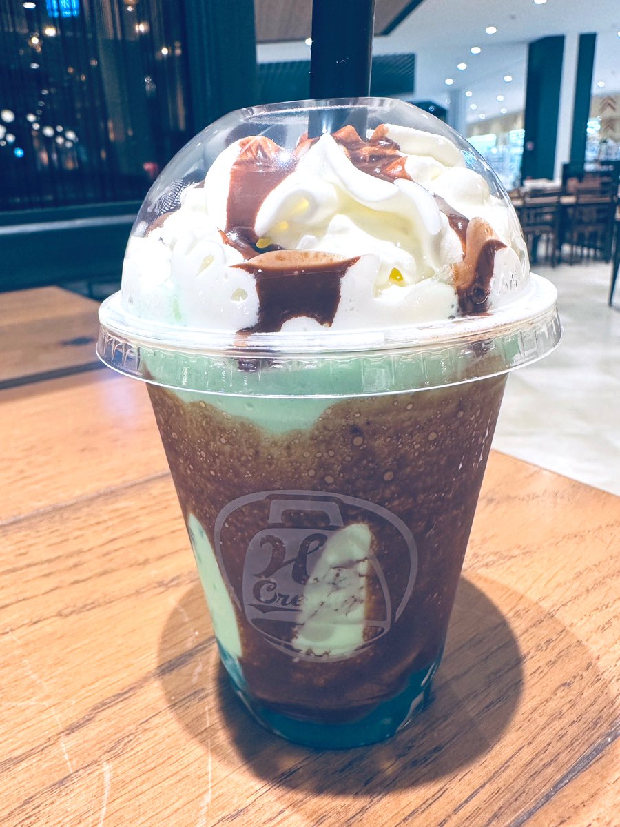 copicopiaki's tweet photo. H'sCREAM チョコミントスムージー
デコレーションされたチョコをバリバリ割りながら飲む系のチョコミントスムージー🌱氷で冷え冷えに仕上げられたミントアイスはすっきり。下の方でごりごり固まったチョコが嬉しい🍀
#HsCREAM #チョコミント https://t.co/QyR8y2BvjL