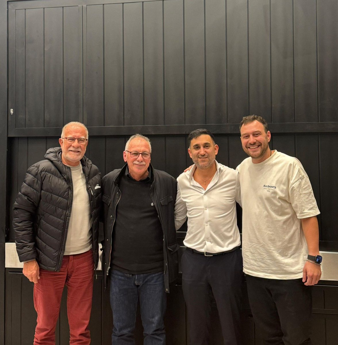 Donde hay un club, hay comunidad, y donde hay comunidad, hay futuro.

Los clubes no son solo espacios deportivos. Son refugios sociales, educativos y culturales que sostienen a nuestros barrios. Y es ahí donde se tiene que estar acompañando, escuchando y construyendo.

Por eso