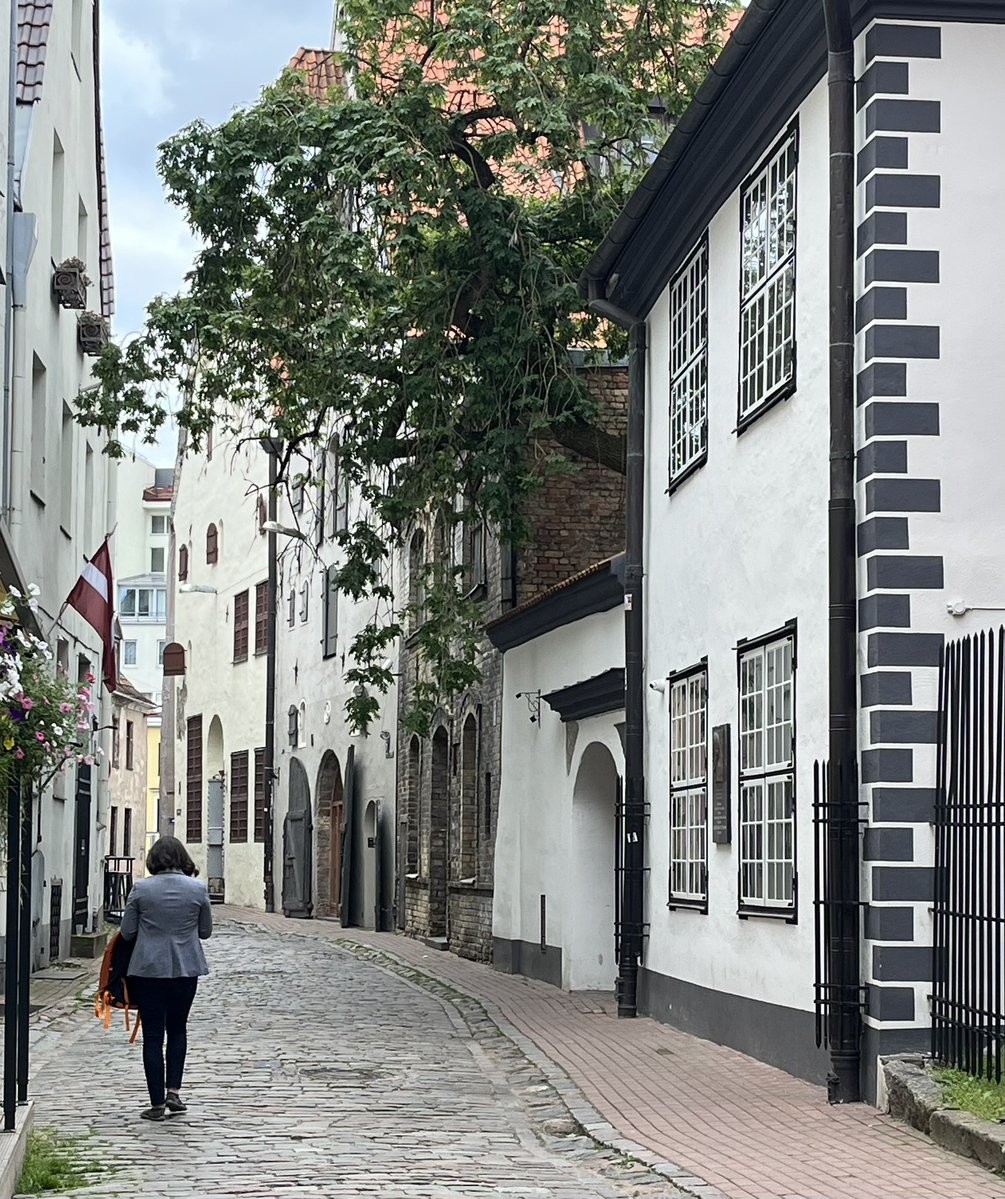 MicheleBerdy's tweet image. Your #morningcalm from Riga is a pretty little winding street in the Old Town.