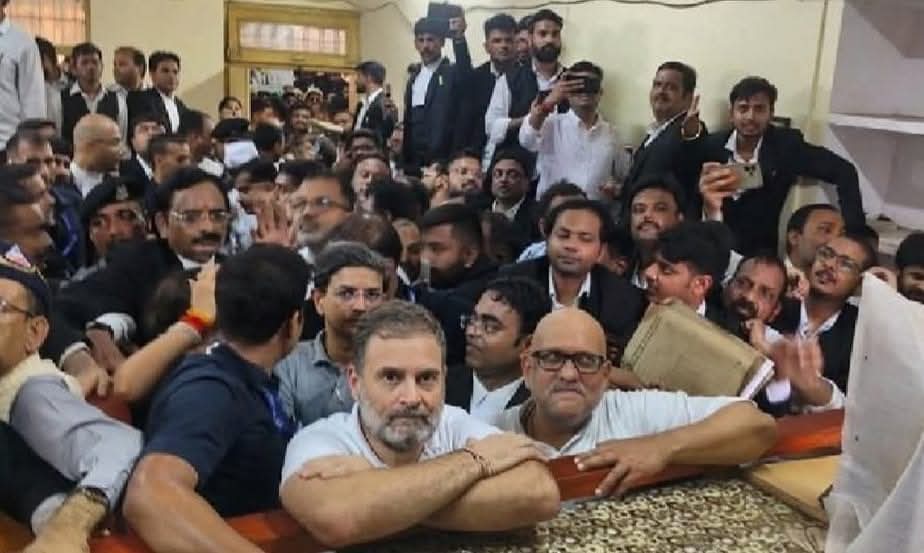 राहुल गाँधी को देखकर पाकिस्तान की बेनजीर भुट्टो याद आ गयी, बेनजीर भुट्टो ने सेना के एक अधिकारी को लताड़ते हुए कहा था कि "मैं उस जुल्फीकार की बेटी हुँ जिसने हिंदुस्तान से हार चुकी तुम्हारी कायर फ़ौज को बदनामी से बचाया"

दबी आवाज मे पाकिस्तान की पूर्व प्रधानमंत्री ने भी माना था कि