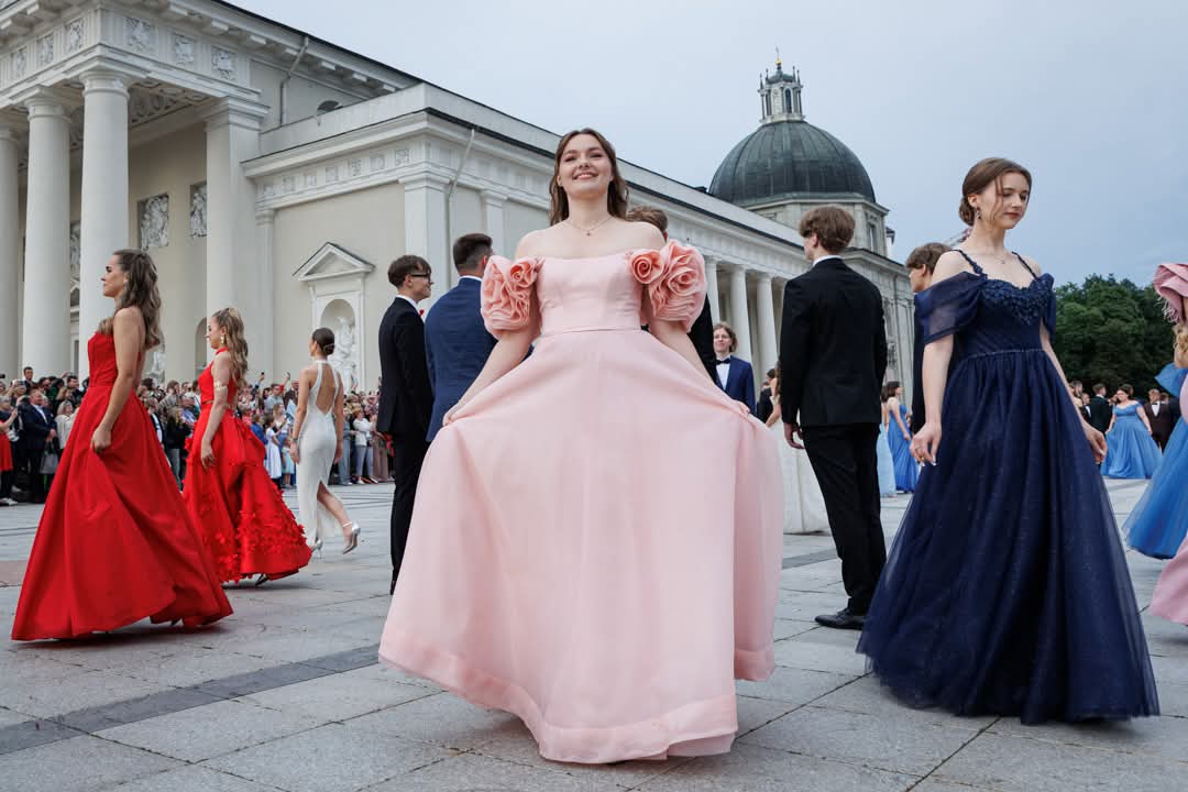 Laikas pradėti polonezą ... 💃🕺
Katedros a. lenkų 🇵🇱 mokyklų Vilniuje abiturientai – 163 poros - išleistuvių proga, šoko polonezą.
---
Poloneza czas zacząć... 💃🕺
Maturzyści polskich 🇵🇱 szkół w Wilnie – 163 pary - na Placu Katedralnym w #Wilno zatańczyli tradycyjnego poloneza.