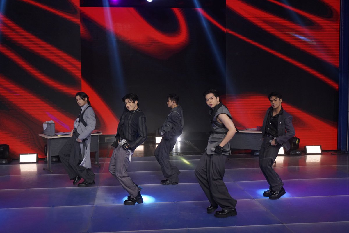 💥 WRIVE has officially landed! ABS-CBN’s newest P-Pop Group!

#ShowtimeBrgyWriveAzVer
WATCH #ItsShowtime HERE:
linktr.ee/itsshowtimena