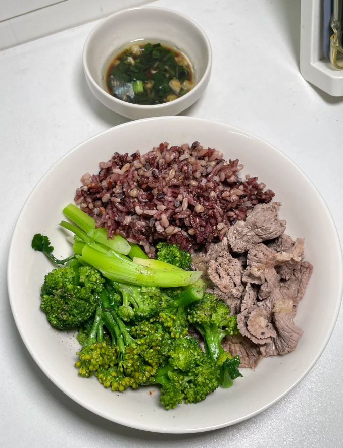 一人で食|減点脂肪食
今日の脂質カットの組み合わせです👩
牛肉の水煮とシランゴケ、雑穀ご飯です🍚
問題ありませんダイエット