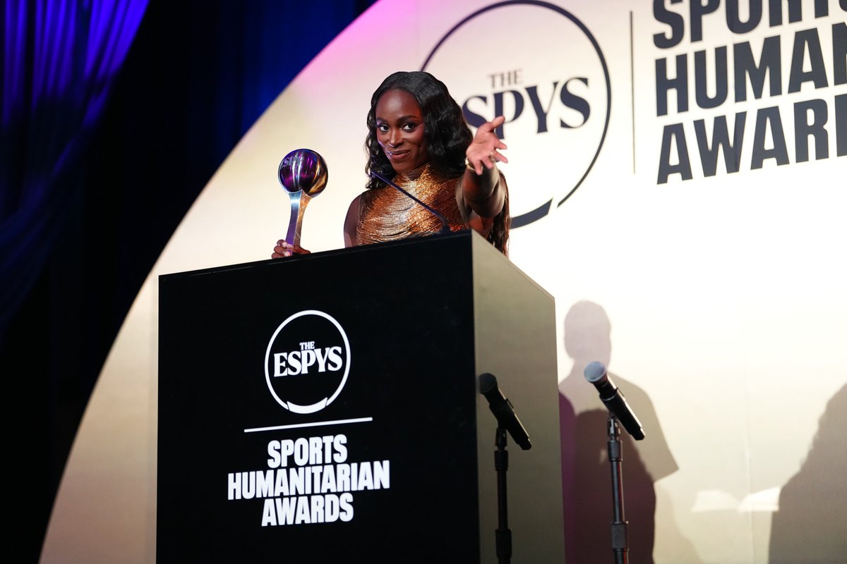 ESPNCitizenship's tweet image. To wrap the 2025 #SportsHumanitarian Awards, @SloaneStephens has been recognized as this year’s winner of the 𝙈𝙪𝙝𝙖𝙢𝙢𝙖𝙙 𝘼𝙡𝙞 𝙎𝙥𝙤𝙧𝙩𝙨 𝙃𝙪𝙢𝙖𝙣𝙞𝙩𝙖𝙧𝙞𝙖𝙣 𝘼𝙬𝙖𝙧𝙙
With her leadership, @SS_FDN, has reached 15K+ youth nationwide, creating safe, empowering…
