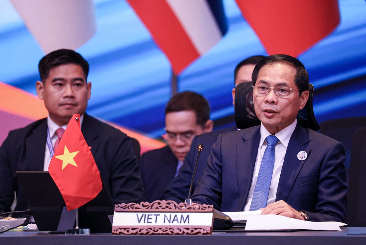 UKinVietnam's tweet image. 🇬🇧 and 🇻🇳 co-chaired the ASEAN Post-Ministerial Conference with 🇬🇧 in Kuala Lumpur, Malaysia.
🇬🇧 Foreign Secretary Lammy emphasised: “An effective 🇬🇧-ASEAN partnership will not only drive growth but also enable us to tackle global issues together.”