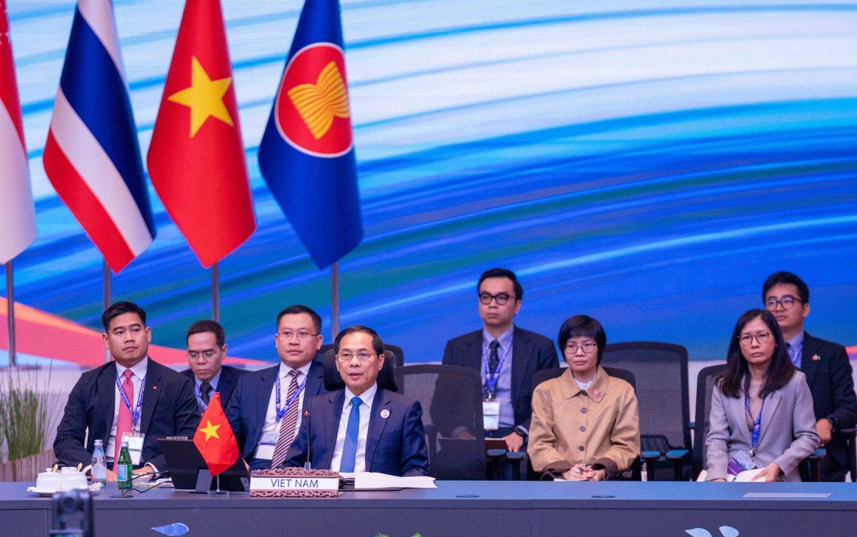 UKinVietnam's tweet image. 🇬🇧 and 🇻🇳 co-chaired the ASEAN Post-Ministerial Conference with 🇬🇧 in Kuala Lumpur, Malaysia.
🇬🇧 Foreign Secretary Lammy emphasised: “An effective 🇬🇧-ASEAN partnership will not only drive growth but also enable us to tackle global issues together.”