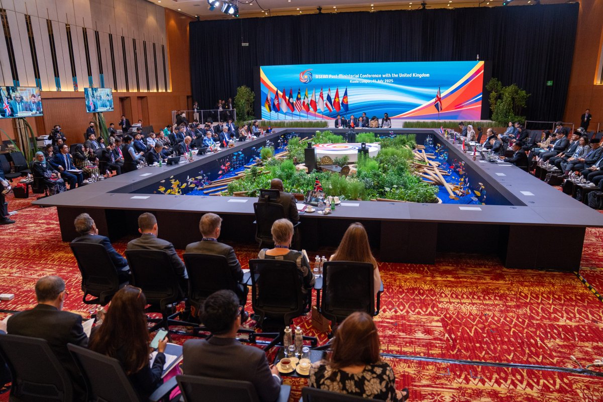 UKinVietnam's tweet image. 🇬🇧 and 🇻🇳 co-chaired the ASEAN Post-Ministerial Conference with 🇬🇧 in Kuala Lumpur, Malaysia.
🇬🇧 Foreign Secretary Lammy emphasised: “An effective 🇬🇧-ASEAN partnership will not only drive growth but also enable us to tackle global issues together.”