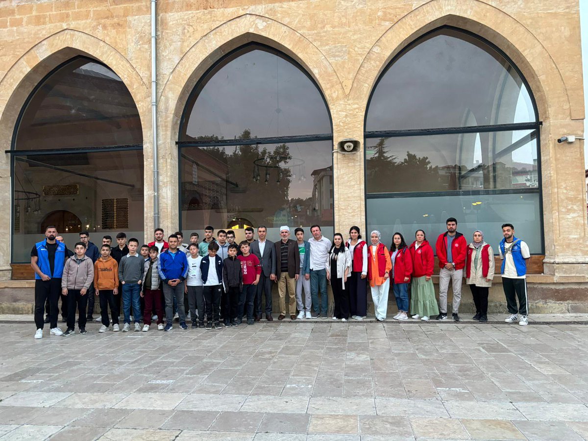 Bu vatanı canıyla koruyan kahramanları unutmuyoruz! 🇹🇷
Gönüllü gençlerimizle ve lider arkadaşlarımız ile sabahın ilk ışıklarında 15 Temmuz Şehitlerimiz için saf tuttuk, dualar ettik. 🤲🏼 
#GençlerSabahNamazındaBuluşuyor
#KastamonuGençlikMerkezi