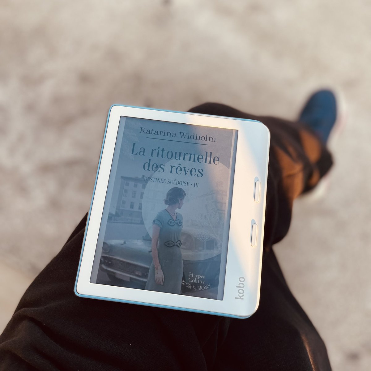 Helloooo ! 
J’ai commencé hier soir le tome 3 de la saga de Destinée suédoise 
L’histoire de Betty chez <a href="/HarperCollinsFR/">HarperCollins 📚 France</a> 
J’aime beaucoup cette saga 
La vie de Betty a tellement de rebondissements que je me demande si un jour elle aura la vie qu’elle veut.