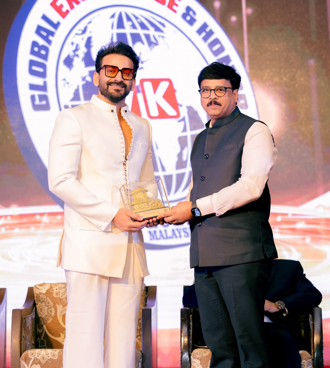 ಮಲೇಷಿಯಾದಲ್ಲಿ ನಡೆದ ವಿಜಯ ಕರ್ನಾಟಕ ಮತ್ತು ಟೈಮ್ಸ್ ಆಫ್ ಇಂಡಿಯಾ ಪತ್ರಿಕೆಯ "ಗ್ಲೋಬಲ್ ಎಕ್ಸೆಲೆನ್ಸ್ &amp; ಹಾನರ್" ಪ್ರಶಸ್ತಿ ಕಾರ್ಯಕ್ರಮದಲ್ಲಿ ಮುಖ್ಯ ಅತಿಥಿಯಾಗಿ "ಡಾಲಿ" ಧನಂಜಯ ರವರು.

DAALi <a href="/Dhananjayaka/">Dhananjaya</a> <a href="/Vijaykarnataka/">vijaykarnataka</a>
<a href="/haritweetsvk/">Harishbasavaraj</a>

#DaaliDhananjaya #vijayakarnataka #GlobalExcellenceHonor #Malaysia