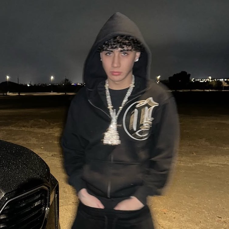CazzuReport's tweet photo. 🚨🚨🚨🚨: Cazzu ha DEJADO de SEGUIR a #Dannylux en instagram. https://t.co/eC9V4HXKVG