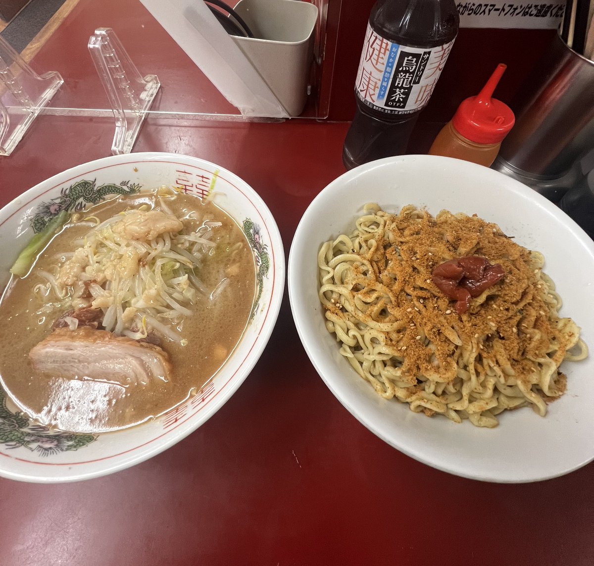 ramenmanzz's tweet image. 📍相模大野 ラーメン二郎(スモジ)
ラーメン100%(950円)
お茶漬け変更(250円)
コール アブラ
自己評価★★★★★
連休明けのスモジで稽古🍜本日も神豚降臨。初スモジの友達も大満足💯ご馳走様でした!!