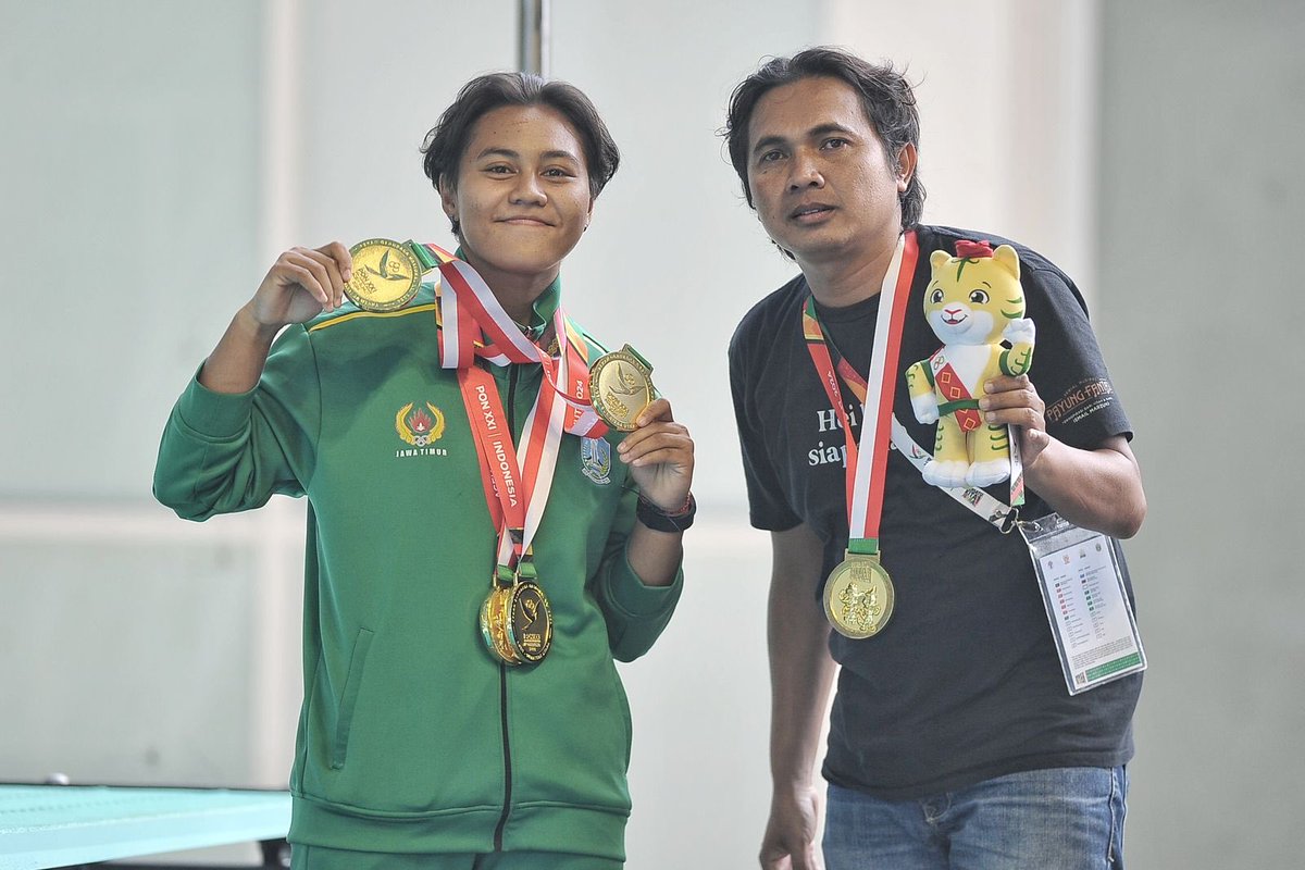 fim_mifta's tweet image. Foto bareng dua anak muda hebat ini, Gladies Lariesa Garina Hagakore dan Izzy Dwifaiva Hefrisyanthi. Keduanya bakal tampil di World Aquatics Championships 2025.