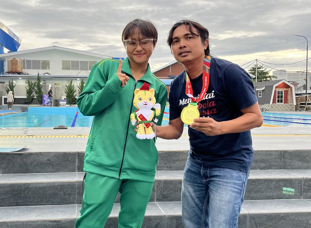 fim_mifta's tweet image. Foto bareng dua anak muda hebat ini, Gladies Lariesa Garina Hagakore dan Izzy Dwifaiva Hefrisyanthi. Keduanya bakal tampil di World Aquatics Championships 2025.