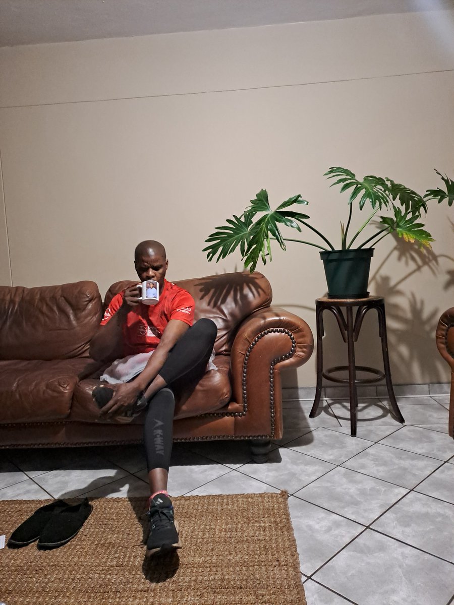 LudwabeMon48870's tweet image. Ndenzele @DenzilTaylor , ntade @sefudi_tswagae , Xtra o @Thabisoo lastly BBK❤️@BBKUnplugged99 it was 4am when l was preparing for the Road Run this morning 😂 hou die lorry TK..😂😂😂😂
&quot;Good morning to You&quot;🦒❤️🦒