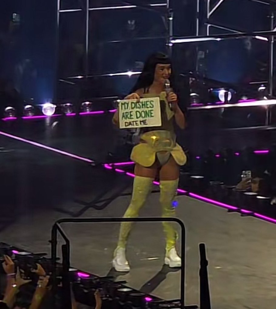 katy perry getting this sign from a fan right after breakup im crying😭😭