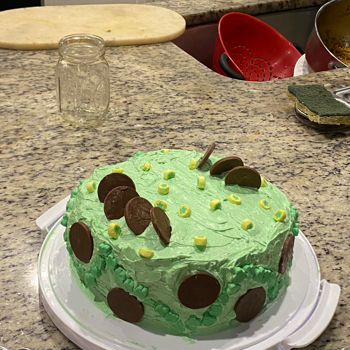 NewSquidbeakSpl's tweet image. Last St Patricks, I made a double decker chocolate cake with mint flavored frosting covered in chocolate coins! I guess it's obvious who this represents ;)
@CRKingdomEN @cookierunkingdom #CookingRun