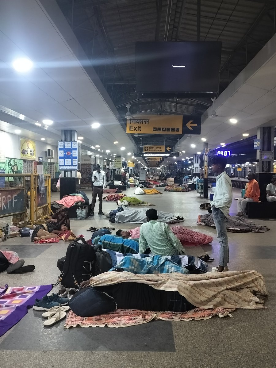 ए वे लोग हैं, जिनका जीवन केवल इनका नहीं,
परिवार का है, कंपनी का, दोस्तो का है,
और अक्सर देखा गया है  इनका जीवन इनका ही नहीं होता।
इसी बात पर एक शायर ने कहा है 
"इतने हिस्से में बट गया हूँ मैं, मेरे हिस्से में कुछ बचा नहीं,
ज़िंदगी से बड़ी सज़ा नहीं, और ज़ुल्म क्या है, पता नहीं.."