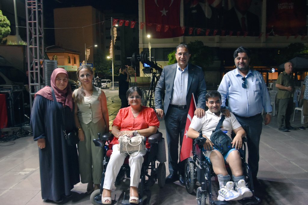 İl Başkanımız Süleyman Turgut, 15 Temmuz Demokrasi ve Millî Birlik Günü dolayısıyla Cumhuriyet Meydanı’nda düzenlenen anma programına katılım sağladı.
Milletimizin destansı direnişini bir kez daha gururla hatırladığımız bu anlamlı günde, şehitlerimizi rahmetle, gazilerimizi