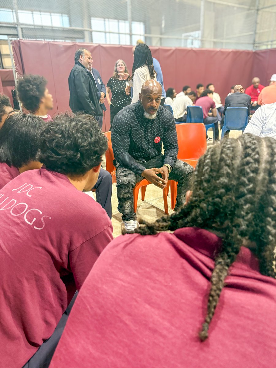 🏈 Game changers in action! ⚖️ Judge Lori Chambers Gray and the NFL Alumni Houston Chapter returned to our detention center for Round 2 of Tackling Crime in the Red Zone. Through powerful stories, real talk, and life coaching from the pros, our youth are building winning