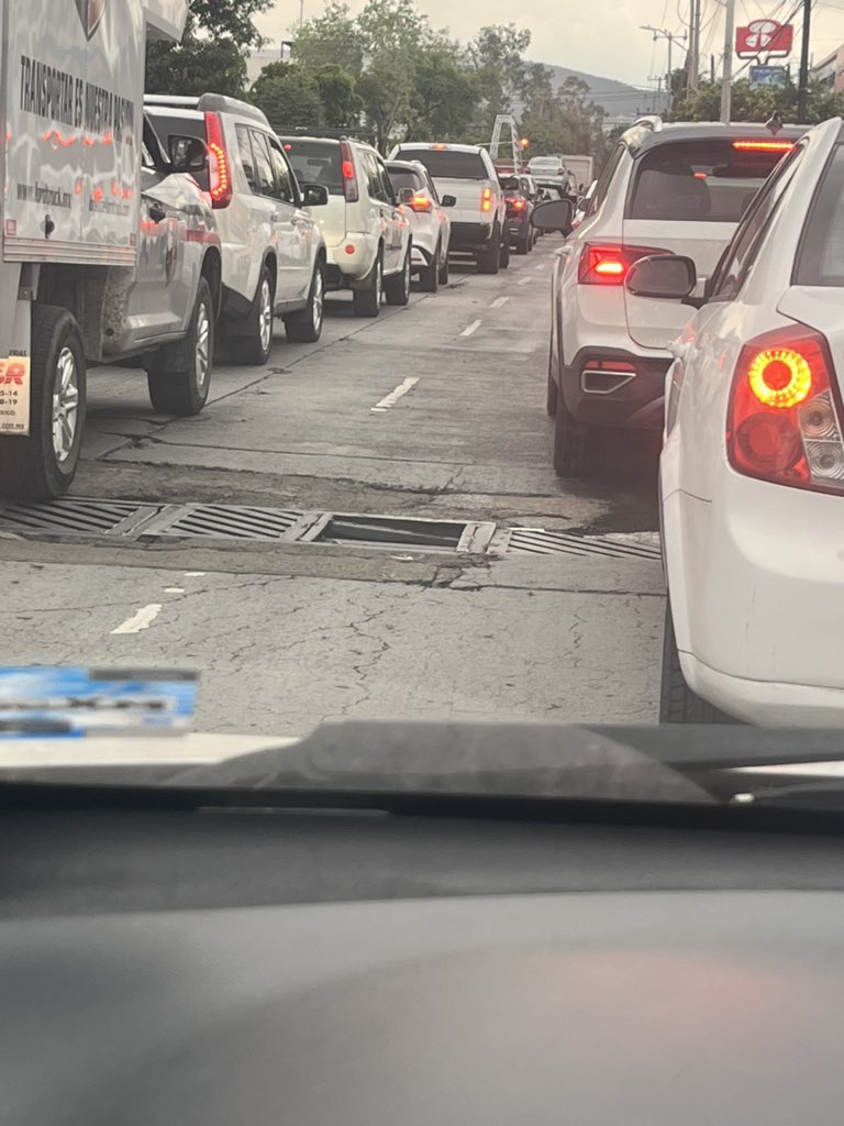 maarprincess's tweet photo. @Trafico_ZMG  lleva semanas así 😒 
Mariano Otero casi copernico ( rumbo a peri ), a la altura de Las Ruvalcaba ! https://t.co/ScABpFoWkO