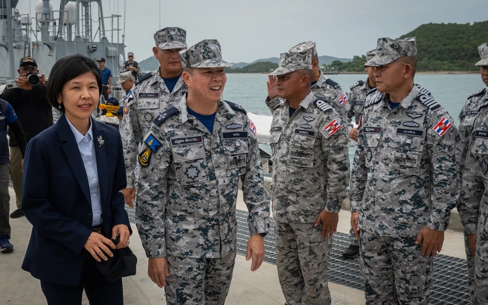 INDOPACOM's tweet image. 🇺🇸-🇨🇦-🇹🇭
Her Excellency Ms. Ping Kitnikone observed @USCG, @RoyalCanNavy & @RoyalThaiNavy personnel conducting VBSS training during #CARAT25, marking its 31st iteration by strengthening maritime security in the #FreeAndOpenIndoPacific.
📍 #Thailand
📸 Sgt. Mitchell Johnson
