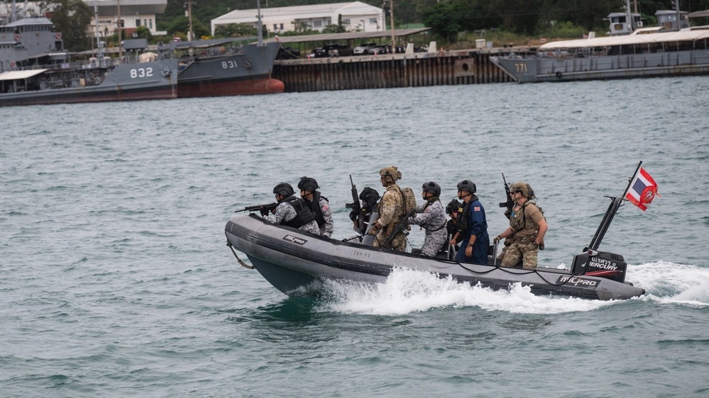 INDOPACOM's tweet image. 🇺🇸-🇨🇦-🇹🇭
Her Excellency Ms. Ping Kitnikone observed @USCG, @RoyalCanNavy & @RoyalThaiNavy personnel conducting VBSS training during #CARAT25, marking its 31st iteration by strengthening maritime security in the #FreeAndOpenIndoPacific.
📍 #Thailand
📸 Sgt. Mitchell Johnson