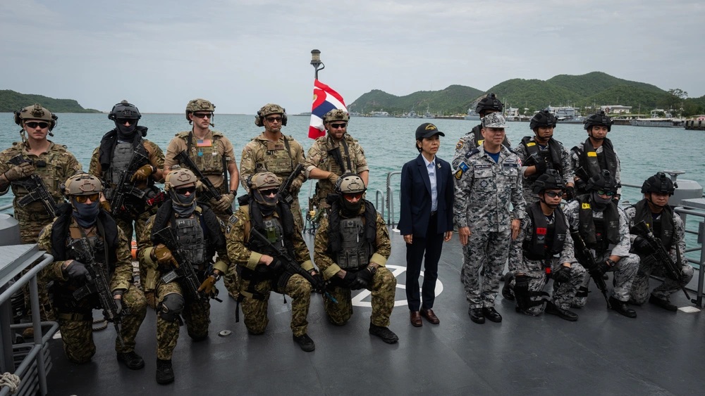 INDOPACOM's tweet image. 🇺🇸-🇨🇦-🇹🇭
Her Excellency Ms. Ping Kitnikone observed @USCG, @RoyalCanNavy & @RoyalThaiNavy personnel conducting VBSS training during #CARAT25, marking its 31st iteration by strengthening maritime security in the #FreeAndOpenIndoPacific.
📍 #Thailand
📸 Sgt. Mitchell Johnson