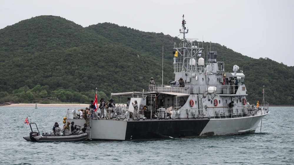 INDOPACOM's tweet image. 🇺🇸-🇨🇦-🇹🇭
Her Excellency Ms. Ping Kitnikone observed @USCG, @RoyalCanNavy & @RoyalThaiNavy personnel conducting VBSS training during #CARAT25, marking its 31st iteration by strengthening maritime security in the #FreeAndOpenIndoPacific.
📍 #Thailand
📸 Sgt. Mitchell Johnson