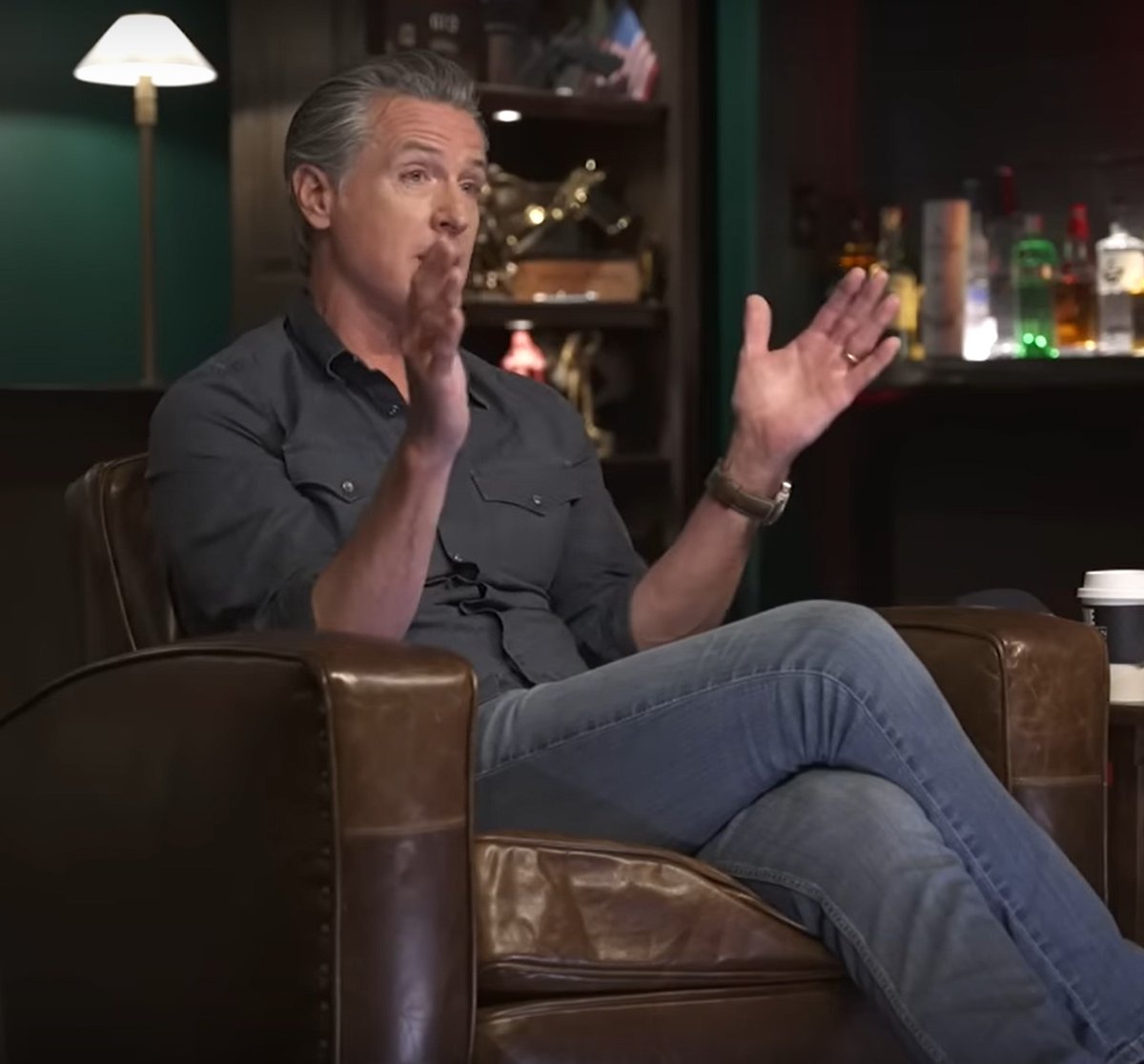 robityrobbob's tweet image. Can someone tell me what man, with balls, sits like this ?
I can't do it...