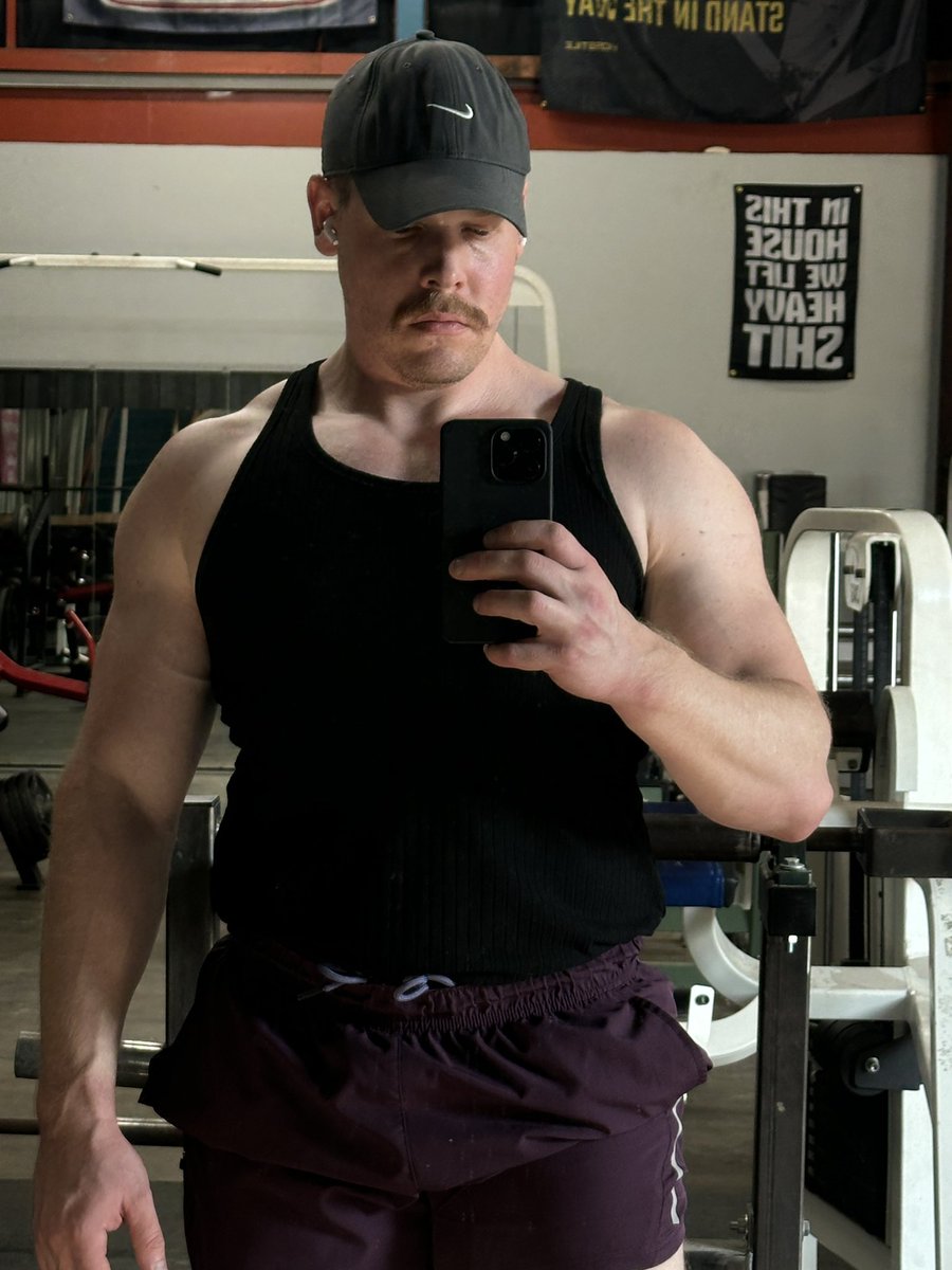 _jslush's tweet photo. Chest day https://t.co/DS4PB7Uqvl
