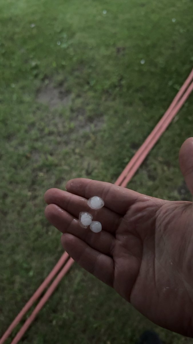 lake_garrett's tweet photo. Heavy rain, wind, and ball bearing size hail. 19:15  @NWSNorthPlatte https://t.co/sAiDImKb36