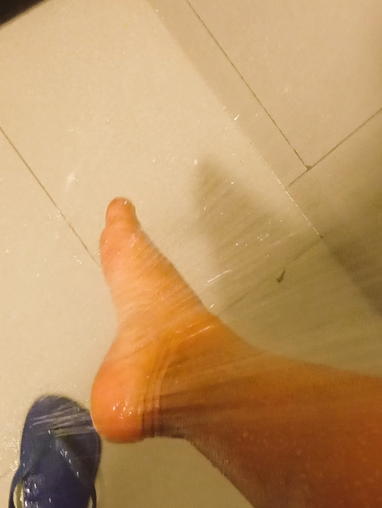 Nada melhor que uma água gelada pra acalmar.  
#fetichesraros #pezinhos #SugarBaby
#podolatria