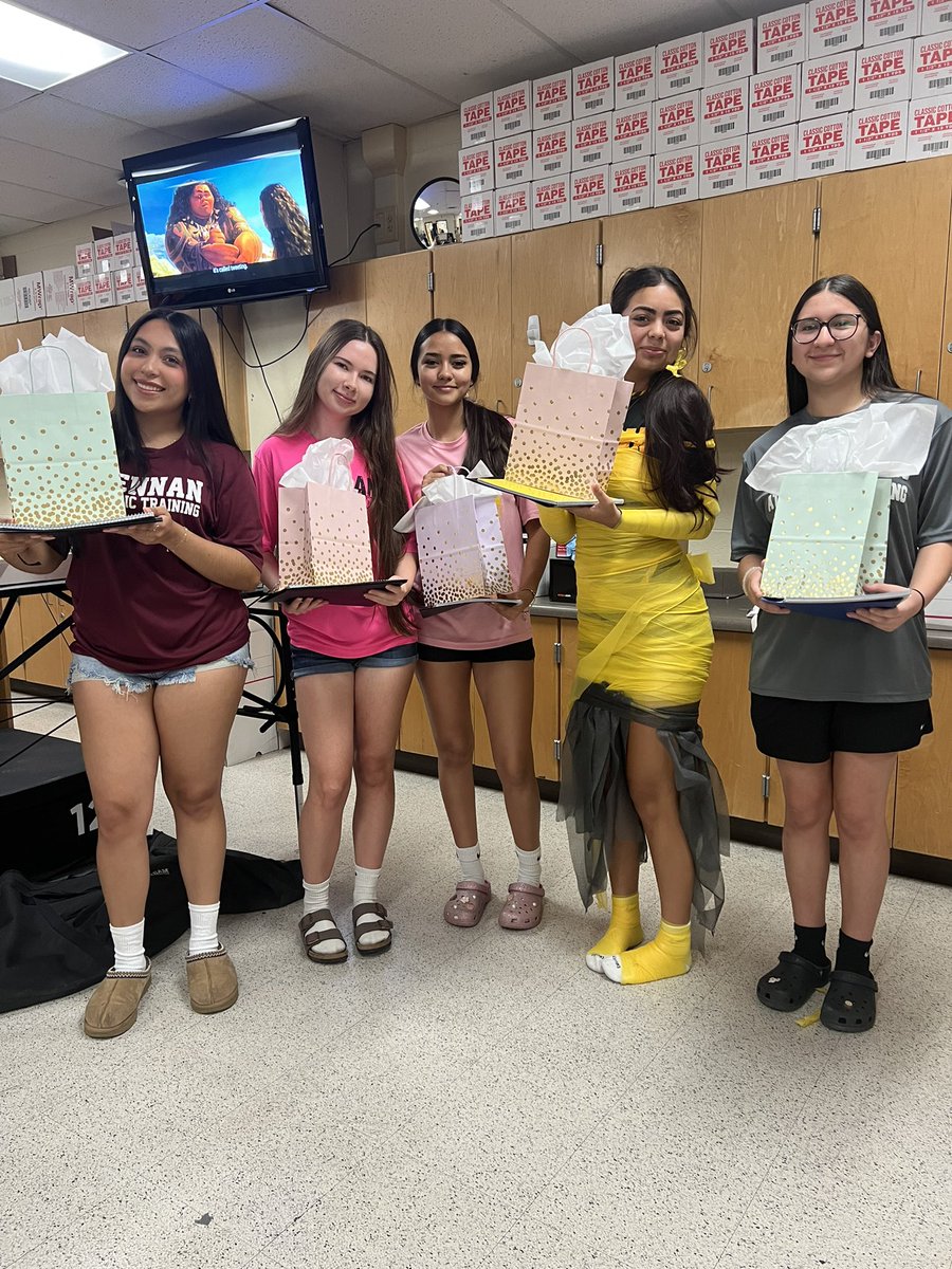 Brennan_AT's tweet image. Day 2️⃣ of our Annual ATS Workshop

The infamous pre-wrap dress showdown, and an ankle taping competition.

Congrats RED team on winning the pre wrap dress contest 

CONGRATS Addison (Rookies Div) and Lilly (Vets Div) on winning Best Taper!🏆