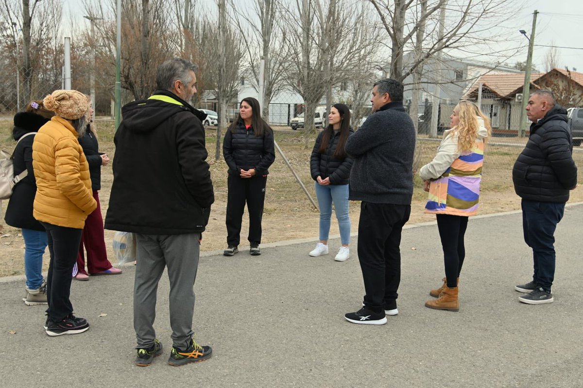 maritavillone's tweet photo. SIEMPRE CERCA

Qué lindo es visitar y recorrer los barrios de Neuquén ! Tomar contacto con vecinos y juntos diagramar objetivos que nos permitan mejorar la calidad de vida! #Newcom #ValentinaSur @Rolo_Figueroa @julietacorroza https://t.co/LIaaAogIb1