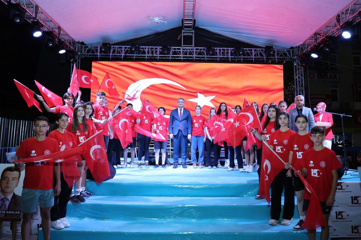 15 Temmuz: Zaferin Adı Türkiye

FETÖ/PDY Silahlı Terör Örgütü tarafından 15 Temmuz 2016’da gerçekleştirilen hain darbe girişiminin 9. yıl dönümü, Karabük’te düzenlenen anlamlı etkinliklerle anıldı.

Kemal Güneş Caddesi’nde gerçekleşen anma programı; saygı duruşu ve İstiklal