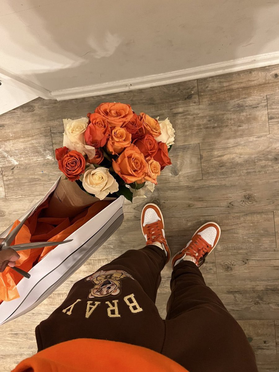aiknaverse's tweet image. Had the flowers matching the fit 4 a date 🥰