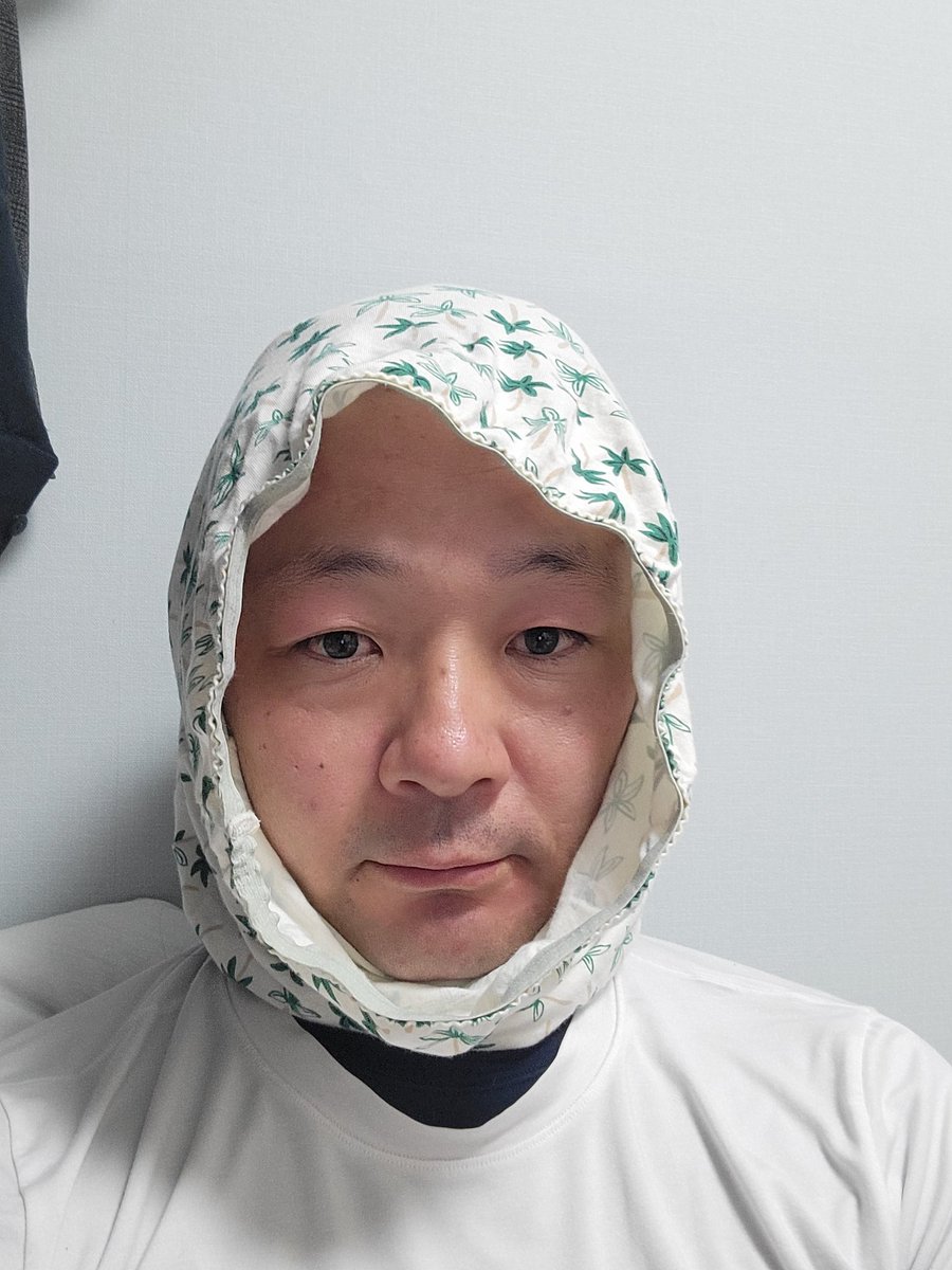 そういえば昨日、傘を持ち歩いて出かけたが１度も使ってない。運がいいのか雨と出会わなかった。ただただ傘を散歩させていただけだ。傘にとっては仕事もせず一流芸能人に握られたまま小旅行をした感じだ。なかなか僕の傘も偉くなったもんだ。今日は出番がありそうなのでウンコを漏らそうと思う。ウンコ