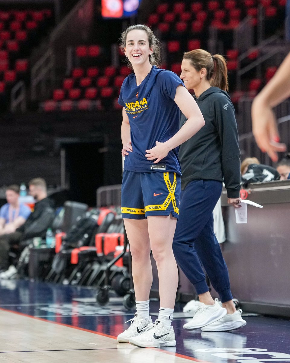 LeLaker's tweet image. CAITLIN CLARK 1ST QTR
2 PTS
1 REB
4 AST
Fever lead 29-28. Dissecting the defense 🔥🫶