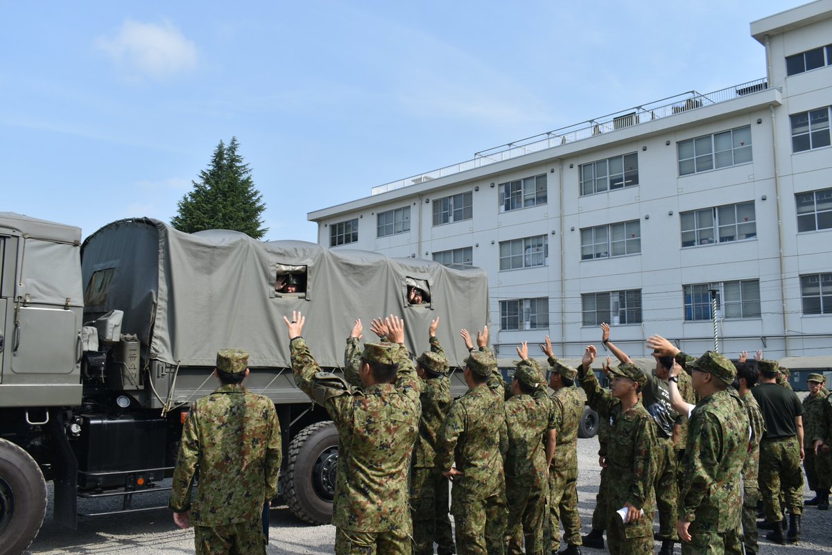 1i_nerima's tweet image. 【令和7年度自衛官候補生成長記録㉜】
教育を終えた自衛官候補生の見送りを実施しました。約3ヶ月、ともに切磋琢磨してきた同期たちとの別れを惜しみながらも、希望を胸に旅立ちました!
#練馬
#1連隊
#別れ
#同期