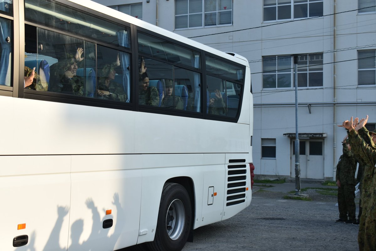 1i_nerima's tweet image. 【令和7年度自衛官候補生成長記録㉜】
教育を終えた自衛官候補生の見送りを実施しました。約3ヶ月、ともに切磋琢磨してきた同期たちとの別れを惜しみながらも、希望を胸に旅立ちました!
#練馬
#1連隊
#別れ
#同期