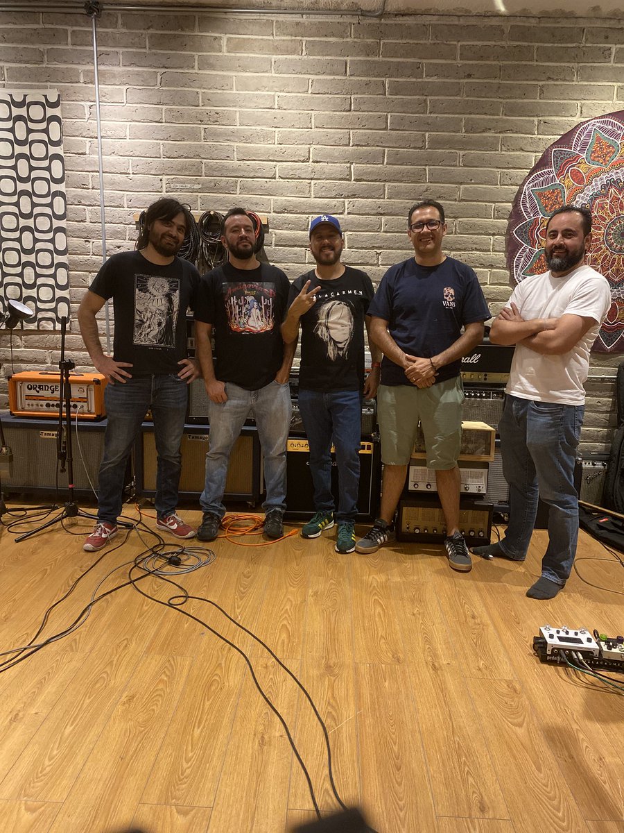 El fin de semana grabamos 3 nuevas canciones en #testaestudios en León y la pasamos genial. Pronto escucharán lo que hicimos. 🔥🥵