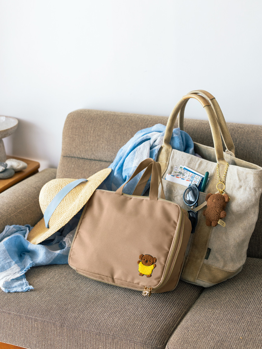 miffy_japan's tweet image. 7/18(金)に、「かんたん圧縮収納ポーチBOOK ボリスver.」(宝島社)が発売されます。
衣類や小物を収納して、ファスナーを閉めるだけでかんたんに圧縮できる収納ポーチ。
ミッフィーに続き、ボリスのデザインも登場しました。旅先だけでなく、普段使いの収納グッズとしても◎
dickbruna.jp/news/202507/41…