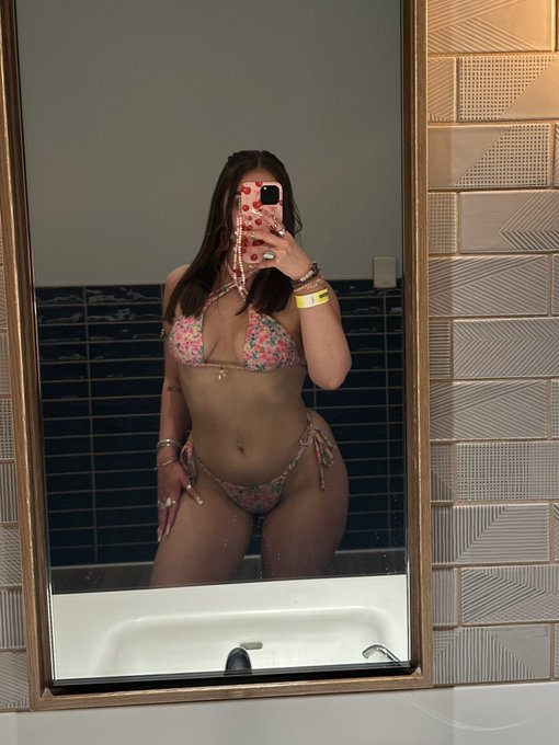 Watch KM💛's leaked NSFW photo on TwXstars