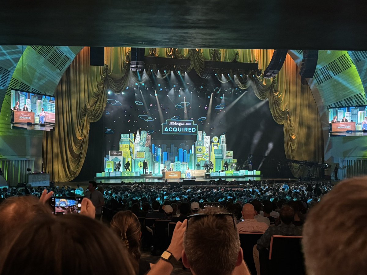 ebonylewkovitz's tweet image. At live taping of @AcquiredFM at Radio City where guests include Jamie Dimon, @andrewrsorkin and the New York Times’ CEO.
It’s hard to underemphasize how much the media industry’s power centers have shifted in recent years.