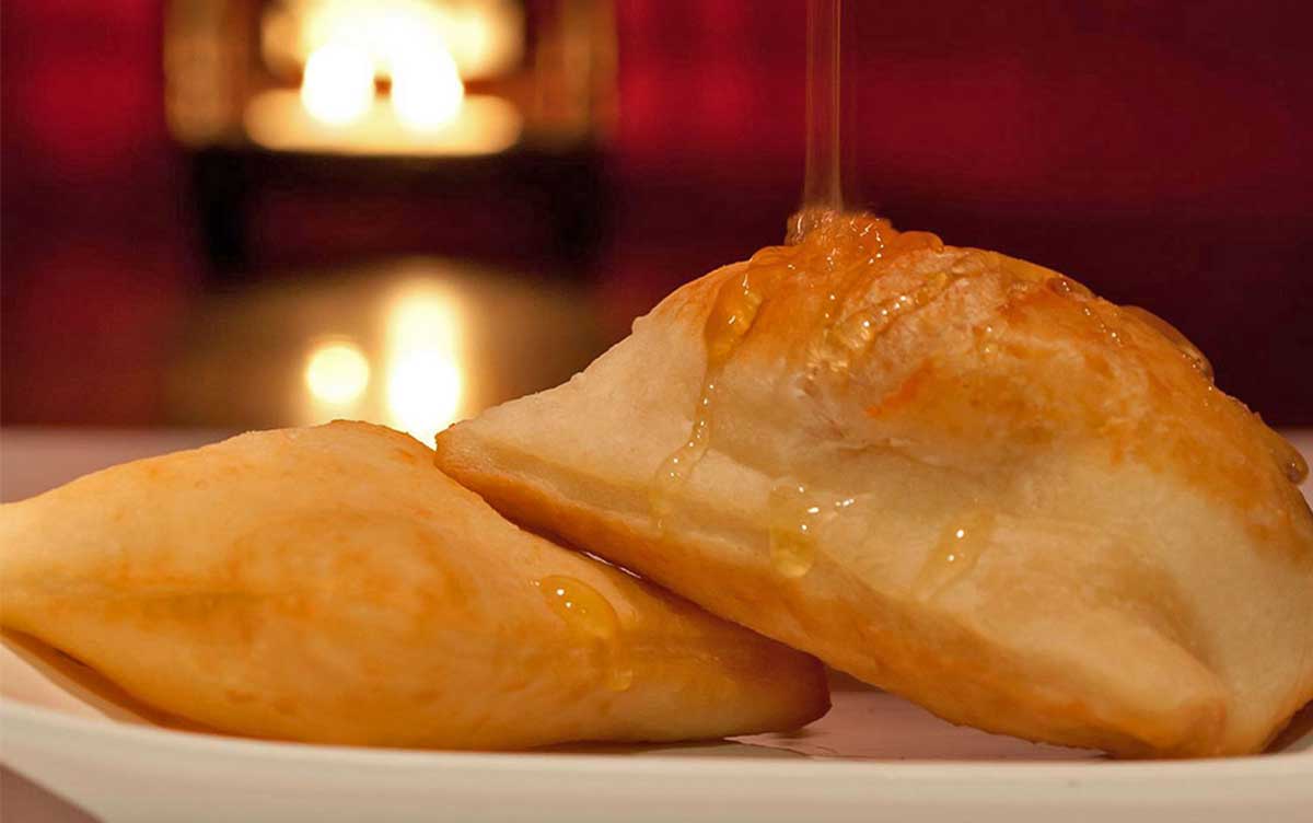 505Nomad's tweet image. Sopapillas are puffy, fried pastry dough that can filled with savory ingredients such as meat and beans or served for dessert with honey - newmexiconomad.com/sopapillas/
#recipe #recipes #NomNom #sweet #NomNom