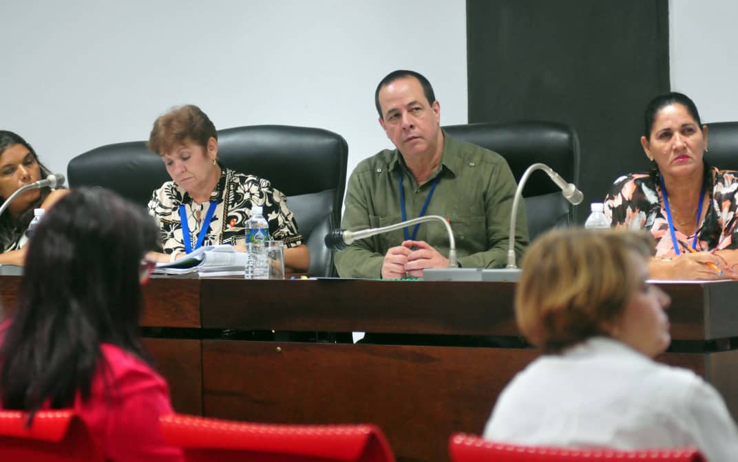 Dr. Alberto Moronta Enrique (@morontadr) on Twitter photo En la Comisión de Salud y Deporte de la <a href="/AsambleaCuba/">Asamblea Nacional Cuba</a>, analizamos el proceso de Transformaciones de la Atención Primaria de Salud. #Cuba
La APS y la Medicina Familiar son el eje estratégico de la Salud Pública.
<a href="/japortalmiranda/">José Angel Portal Miranda</a> <a href="/MINSAPCuba/">Ministerio de Salud Pública de Cuba</a>
#CubaPorLaVida #PoderPopular En la Comisión de Salud y Deporte de la <a href="/AsambleaCuba/">Asamblea Nacional Cuba</a>, analizamos el proceso de Transformaciones de la Atención Primaria de Salud. #Cuba
La APS y la Medicina Familiar son el eje estratégico de la Salud Pública.
<a href="/japortalmiranda/">José Angel Portal Miranda</a> <a href="/MINSAPCuba/">Ministerio de Salud Pública de Cuba</a>
#CubaPorLaVida #PoderPopular