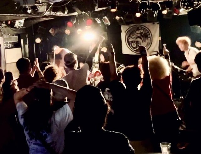 昨日と同じ今日が当たり前だと思うなよ🥊

COSMOボーカルギターhide復帰ライブがいよいよ19日土曜日となりました

ヤれるのか？おい！

退院はまだ…
つまりリハなしぶっつけ本番！

3人のままか？4人のCOSMOか？
乞うご期待ください

っとその前に勤労勤労…感謝多謝